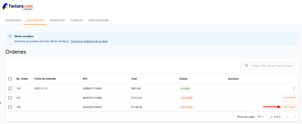 Vista del apartado ordenes señalando el botón "Facturar" en la tienda BigCommerce
